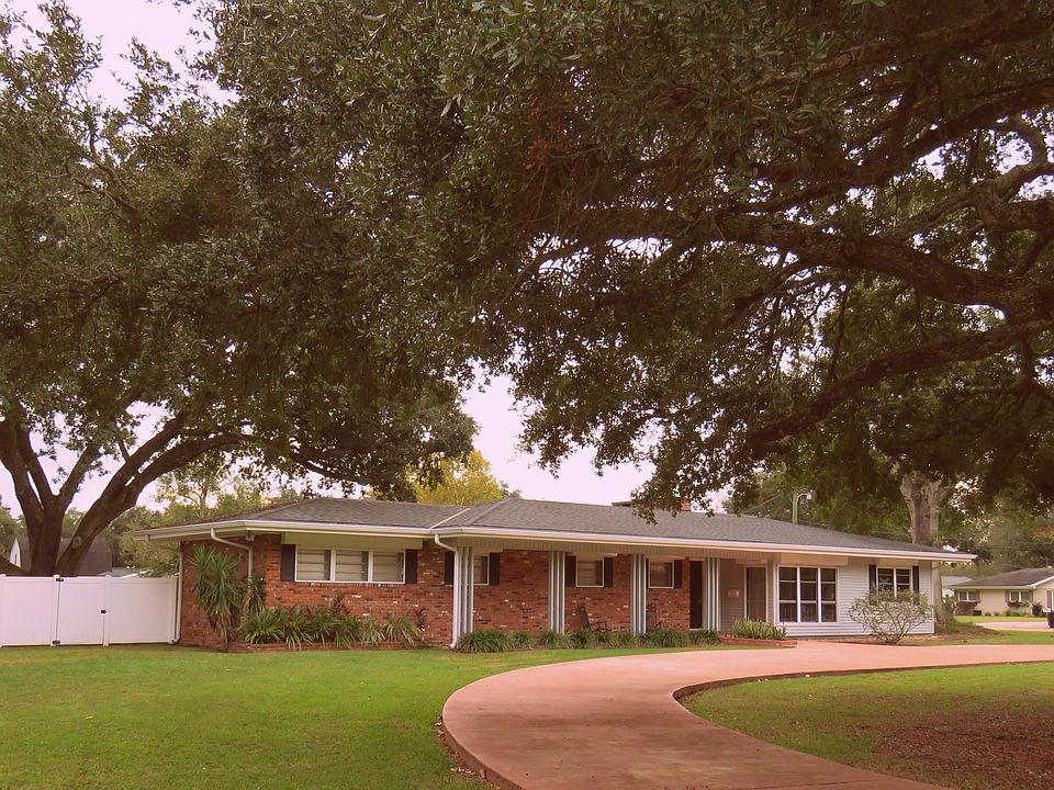 1st image of 207 Willard Ave