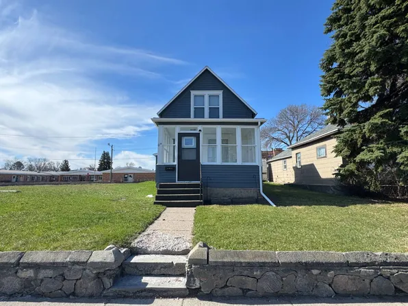 614 4th St NE, Devils Lake, ND 58301