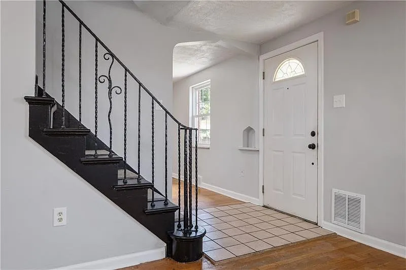 3 bed, 1232 sqft, $1,800 — Photo 4