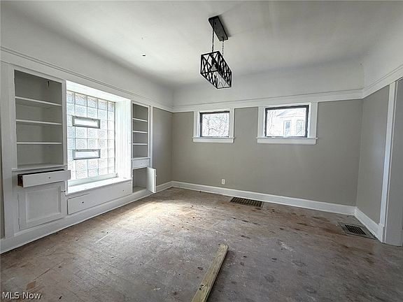 3rd image of 10106 Parmelee Ave