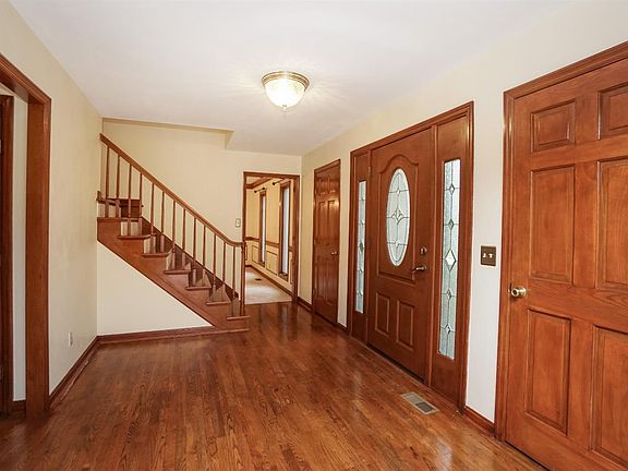 4th image of 10015 Pond Woods Ln