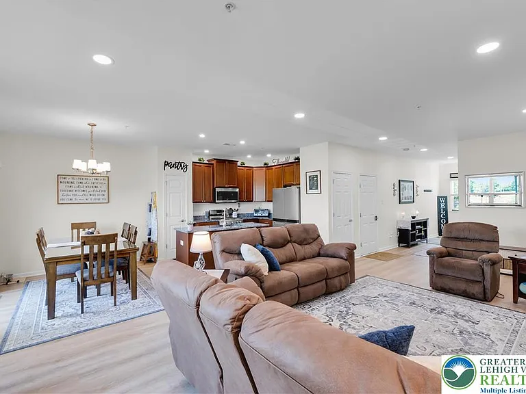 991 King Way — Photo 17