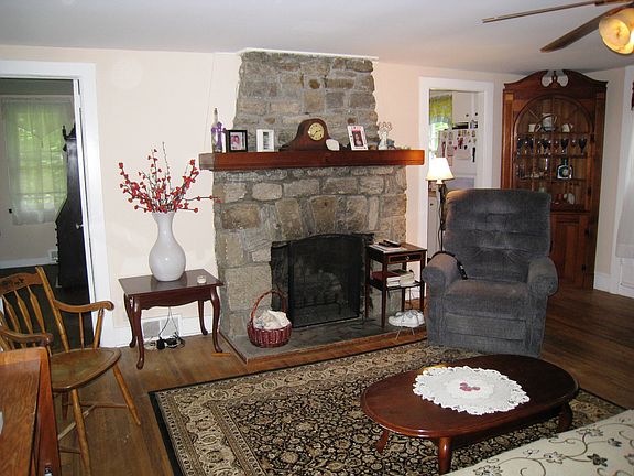 4th image of 26 Longfellow Dr