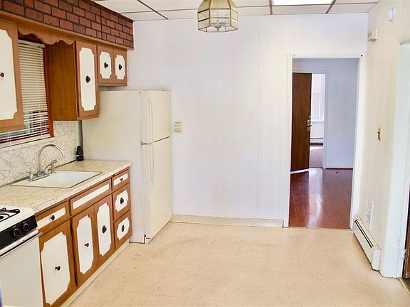 3rd image of 137 Mallory Ave #1