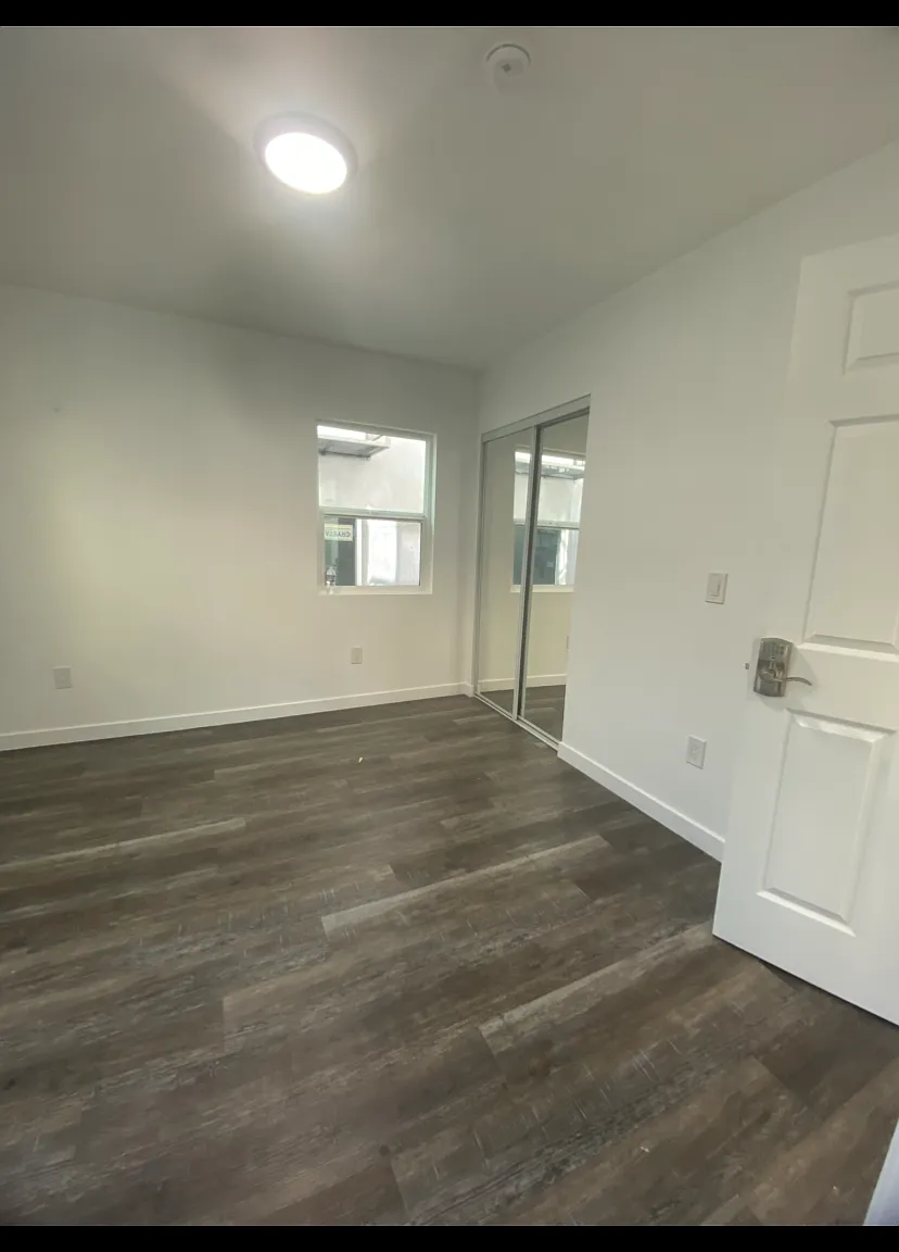 3 bed, 900 sqft, $1,200 — Photo 1