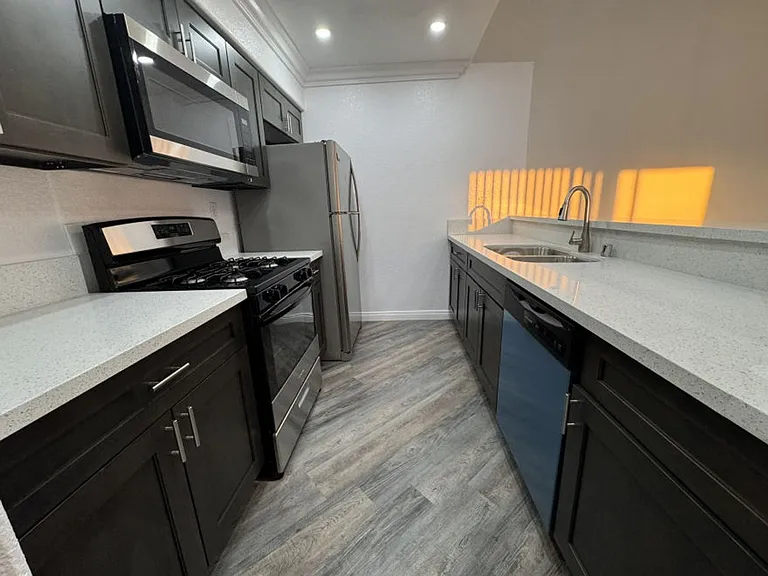 Alcantara Home Apts — Photo 30