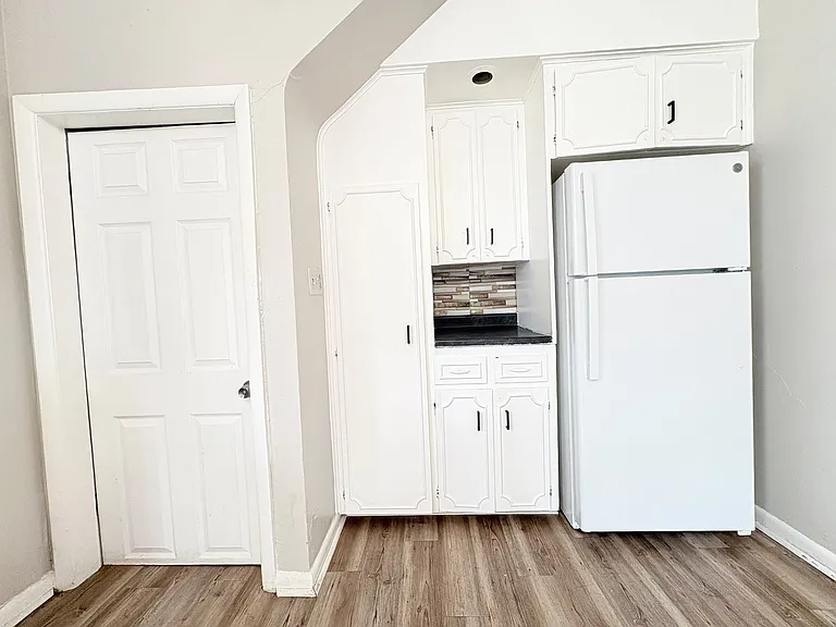 716 Clark St — Photo 9