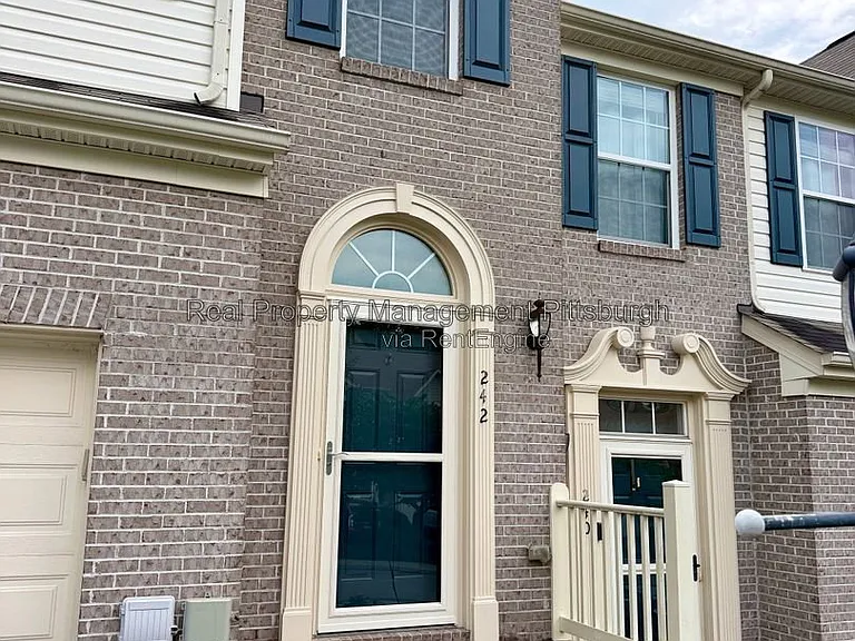 242 Corey Dr — Photo 2