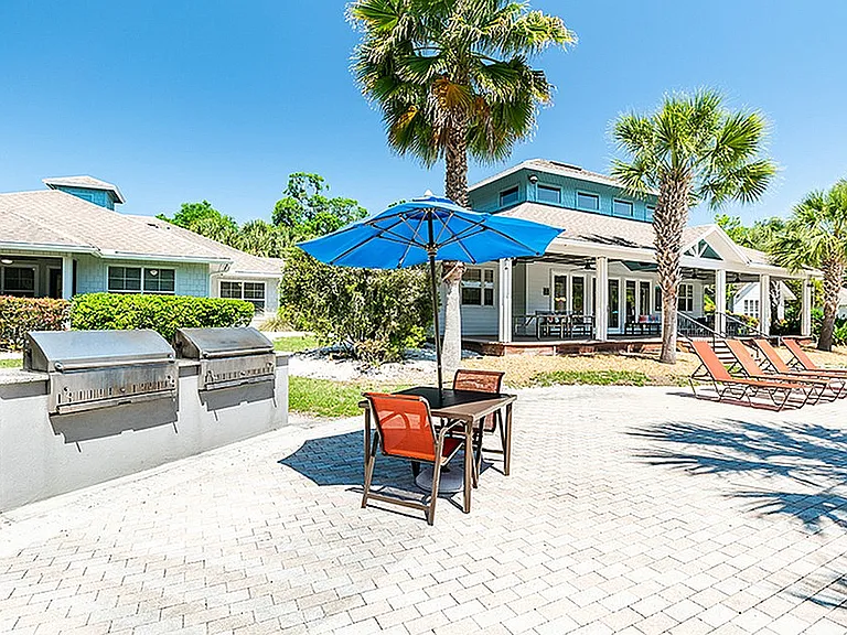 Cabana Beach Gainesville-Off Campus Apartments Near University of Florida-Grilling Stations