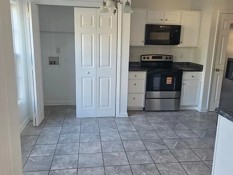 143 Bennington Dr — Photo 26