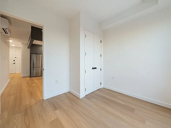 4th image of 931 Carroll St #611