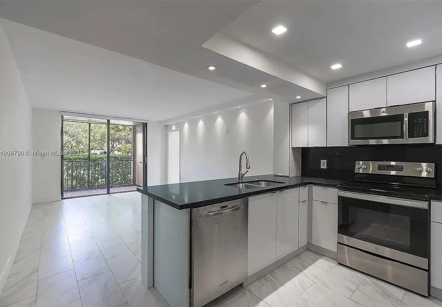 2 bed, 906 sqft, $2,500 — Photo 1