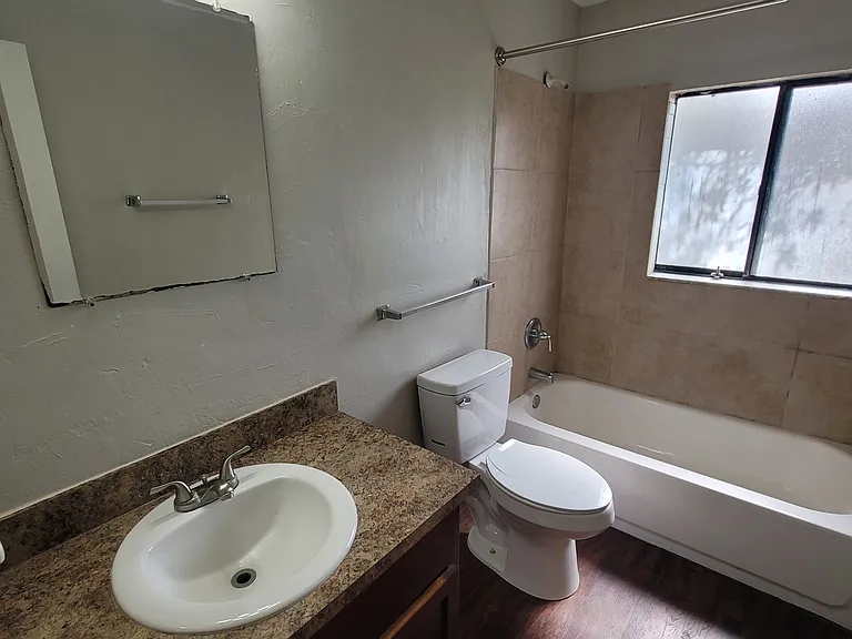 513 SW 68th Ter #D — Photo 7