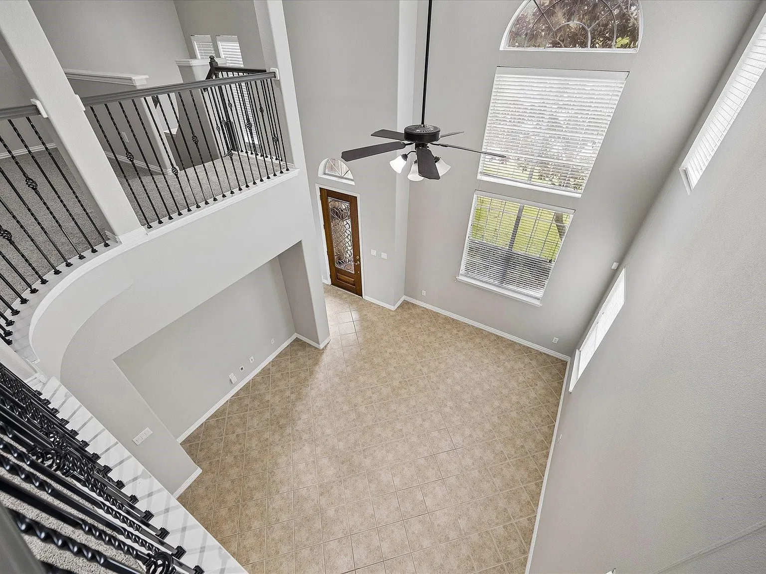 3 bed, 2.5 bath, 2417 sqft, $2,600 — Photo 2