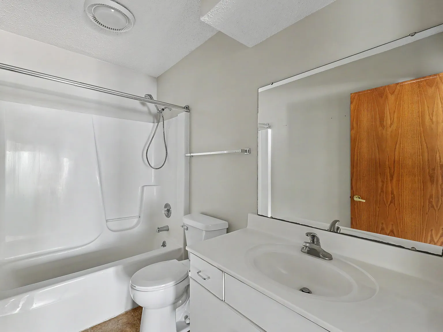 3 bed, 1650 sqft, $2,240 — Photo 3
