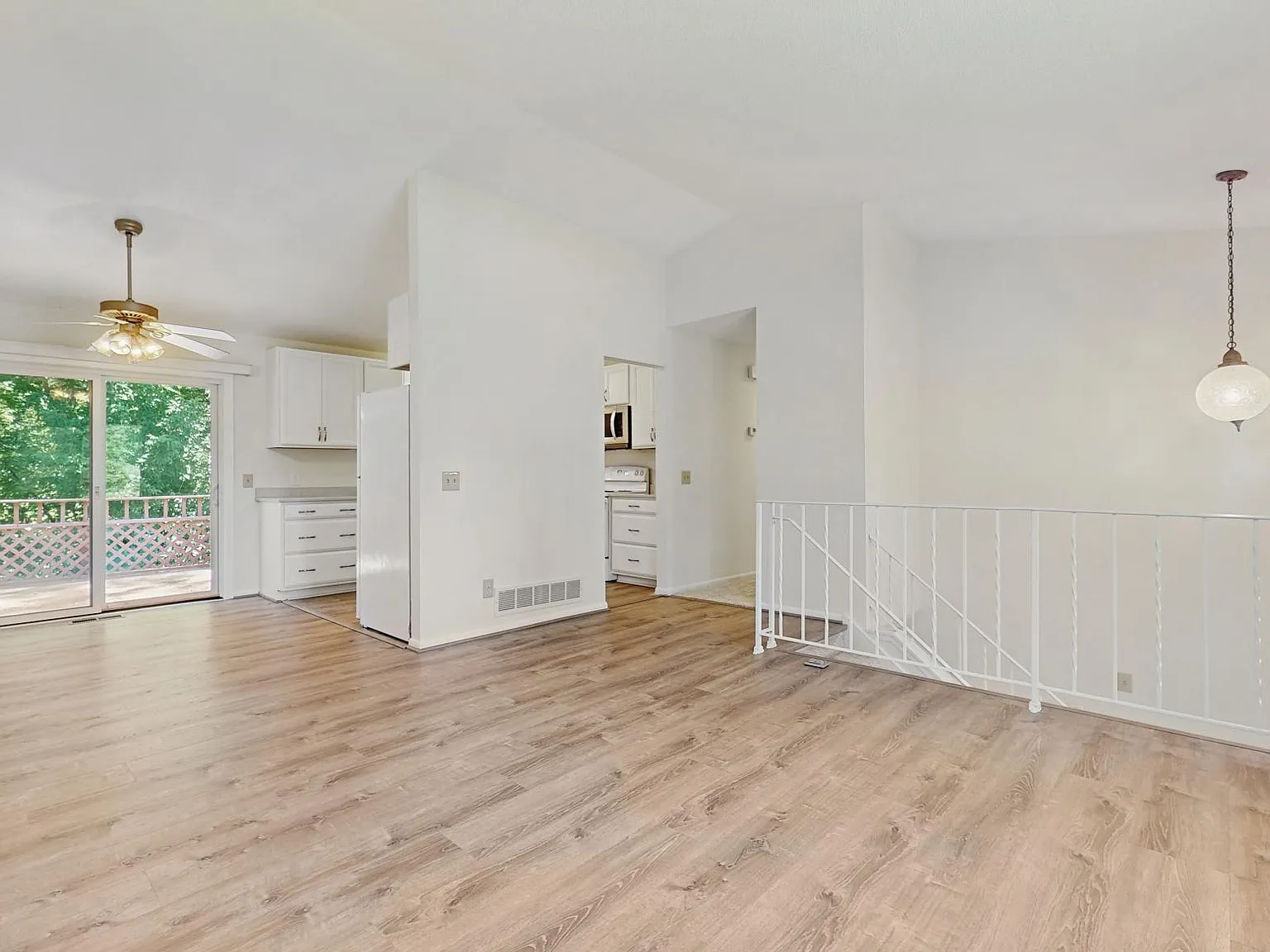 3 bed, 2.0 bath, 2200 sqft, $2,395 — Photo 4
