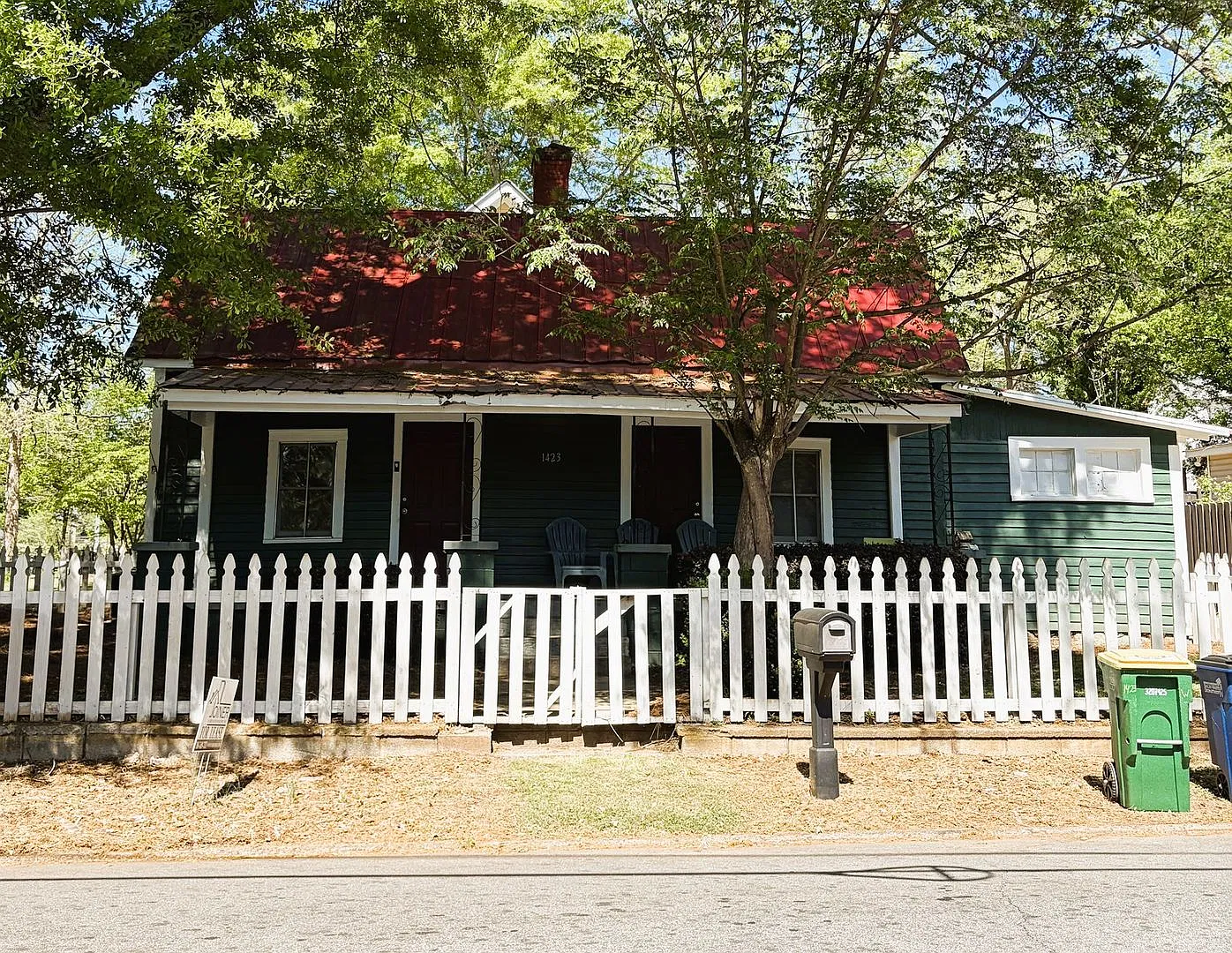 Cute Downtown 2 Bedroom Cottage! — Photo 1