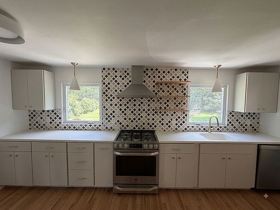 4th image of 354 N Plain Rd