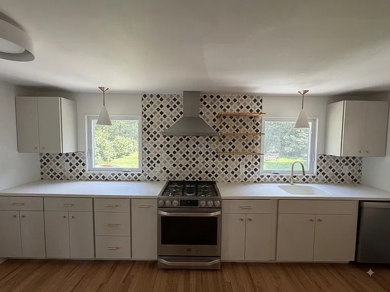 354 N Plain Rd — Photo 4