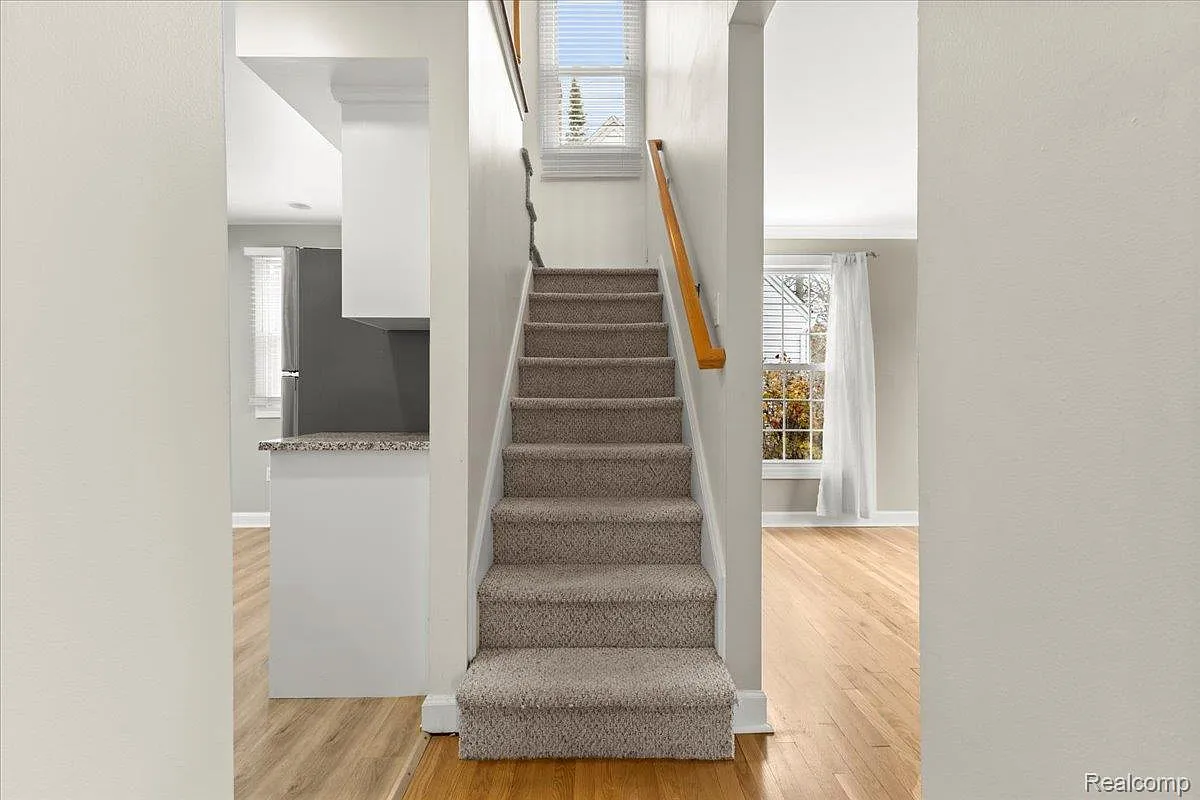 3 bed, 2.0 bath, 1281 sqft, $2,400 — Photo 4