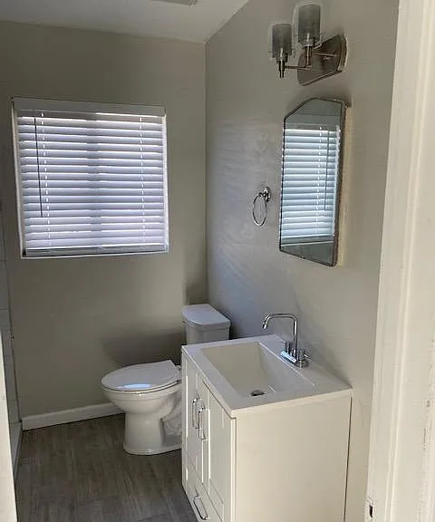 2718 E Linden St — Photo 5