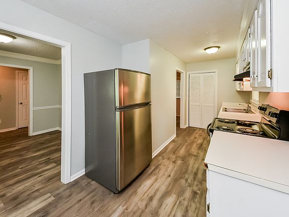 3rd image of 118 Bickleigh Rd