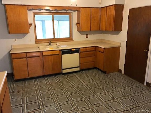 4th image of 439 Rockcliff Cir