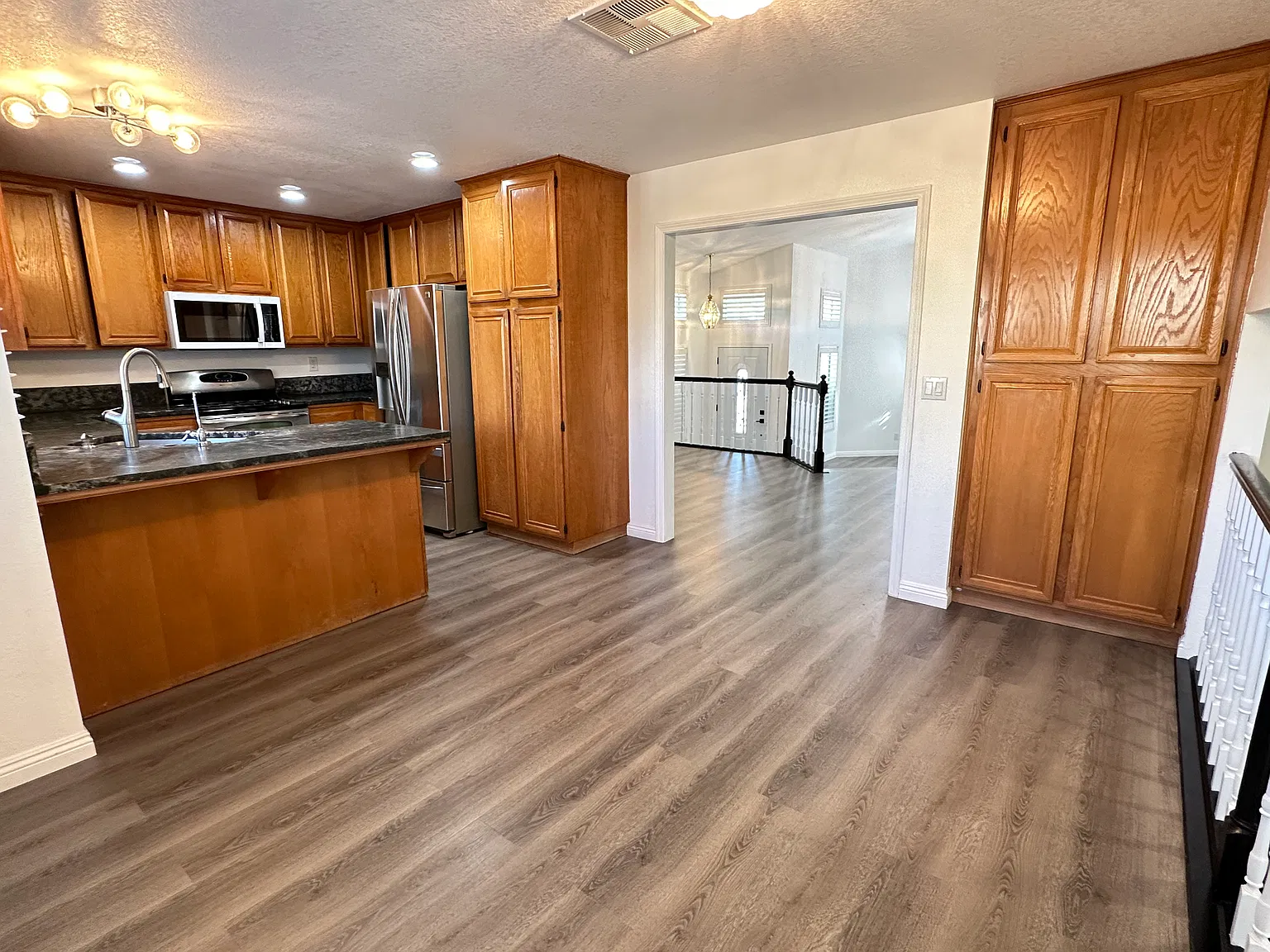 4 bed, 2338 sqft, $3,500 — Photo 4