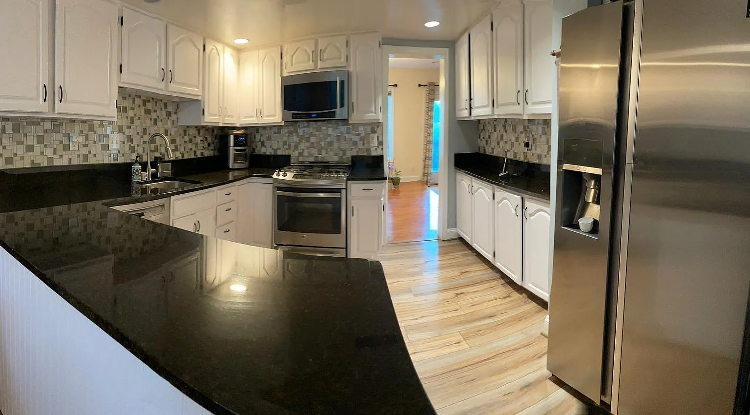 4 bed, 2.5 bath, 2741 sqft, $3,800 — Photo 4
