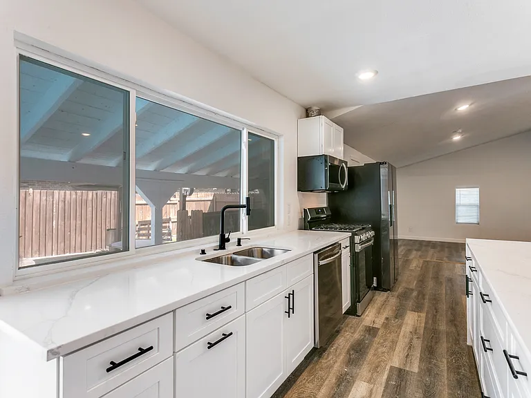 1535 Carnation Dr — Photo 6