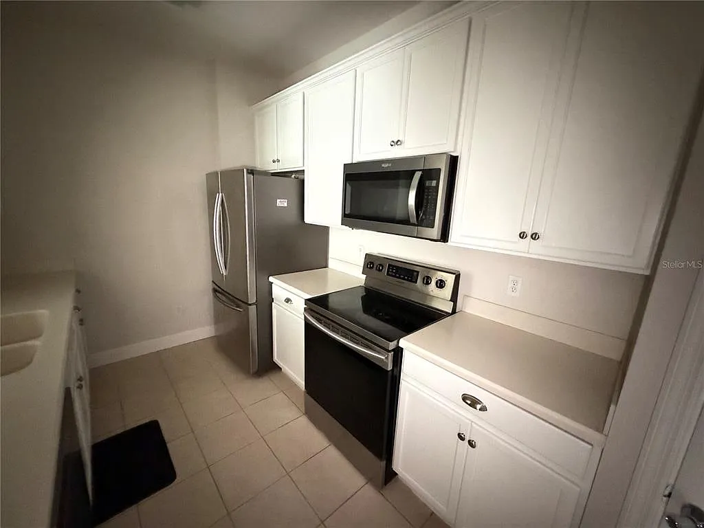 3 bed, 2.0 bath, 1412 sqft, $2,000 — Photo 2