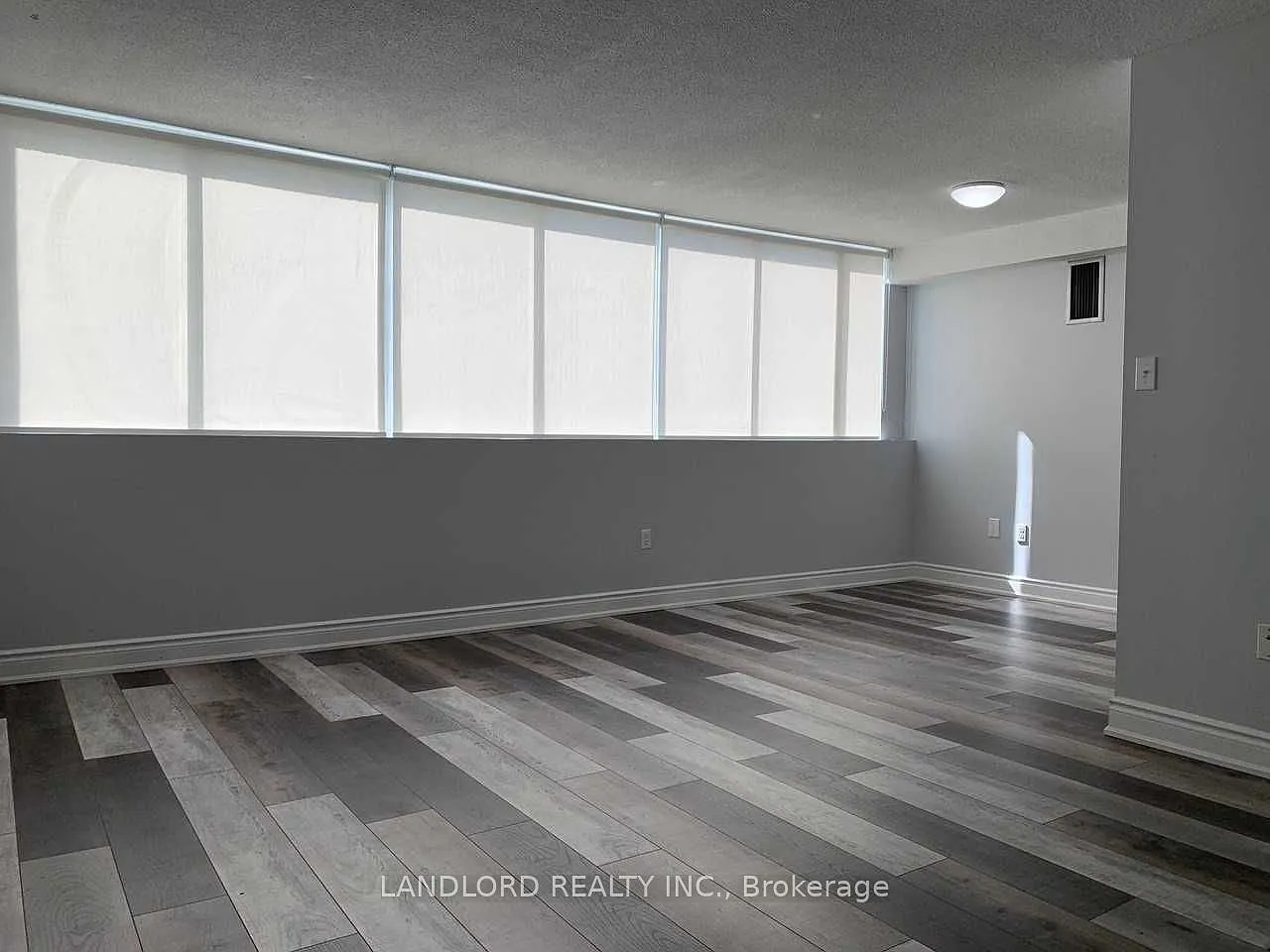 3590 Kaneff Cres — Photo 2