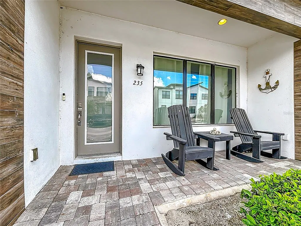 3 bed, 3.0 bath, 2205 sqft, $2,600 — Photo 4