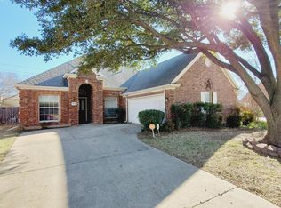 498 Shade Tree Cir, Hurst, TX 76054