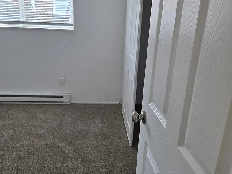 211 SE Uglow St #15 — Photo 2