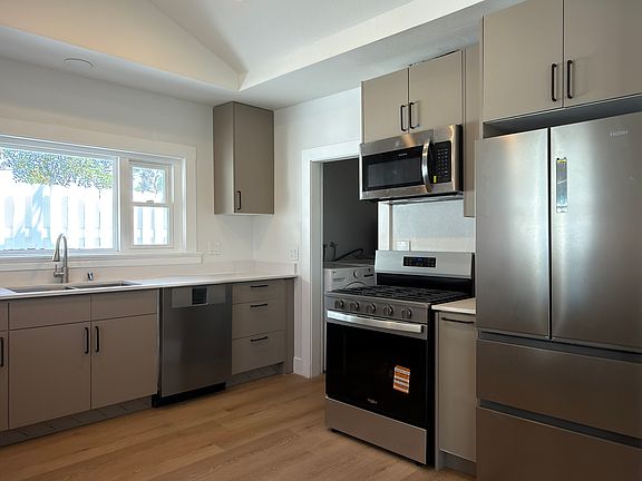 4th image of 2315 Berry St