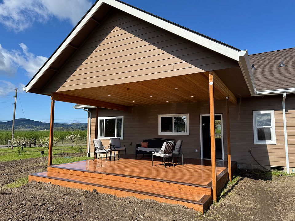 16' X 20' Covered deck with east-views, great place for your morning coffee