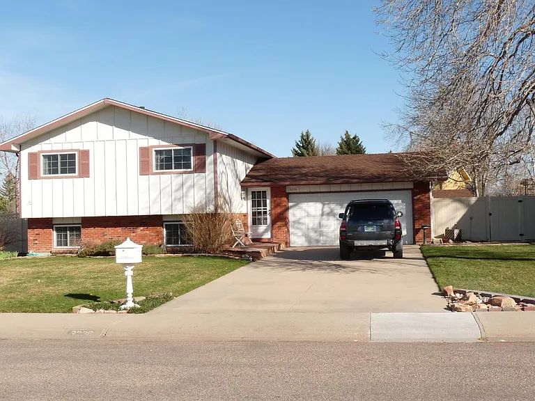 3236 Camelot Dr — Photo 1