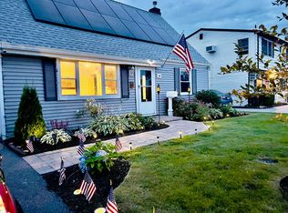 19 Gables Rd, Hicksville, NY 11801