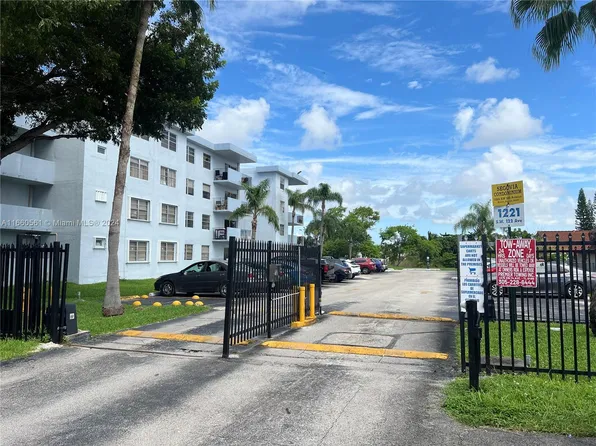 1221 SW 122nd Ave APT 303, Miami, FL 33184