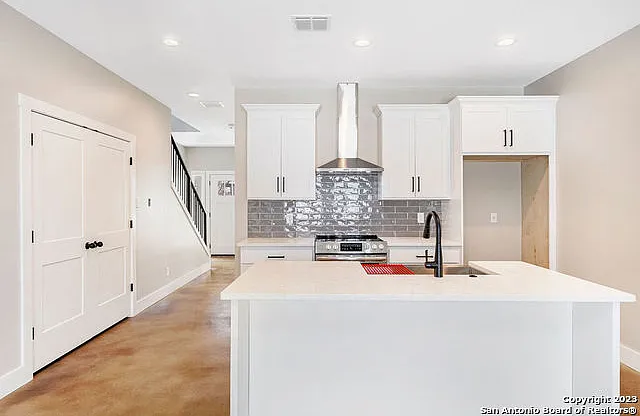 1910 E Houston St #4 — Photo 8