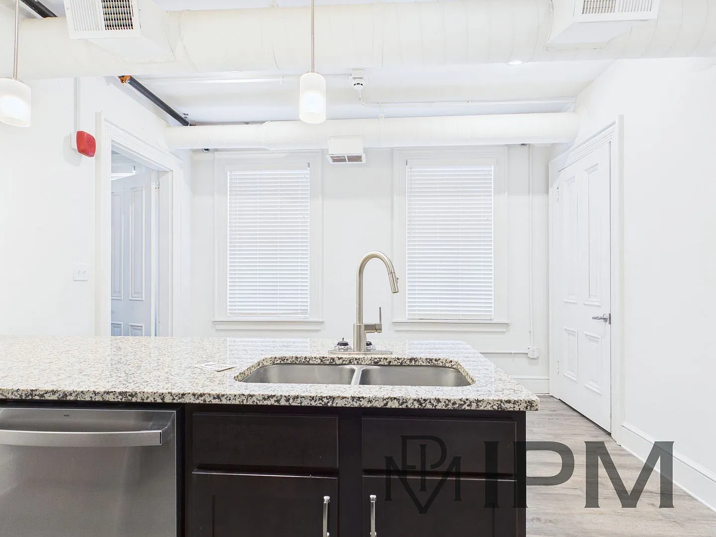 325 W Market St — Photo 4