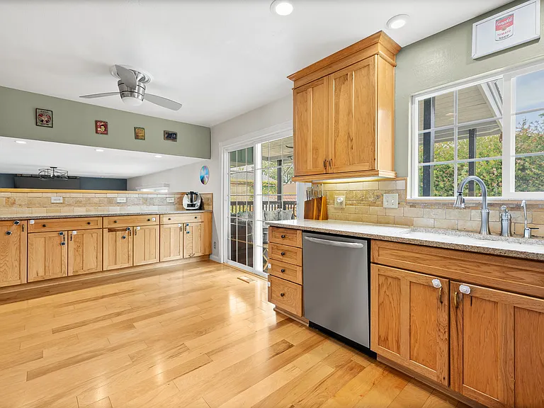 1066 Century Dr — Photo 8