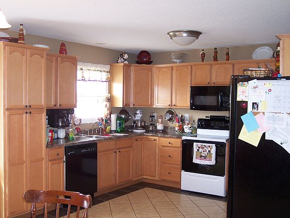 Beautiful kitchen w/ black appliances