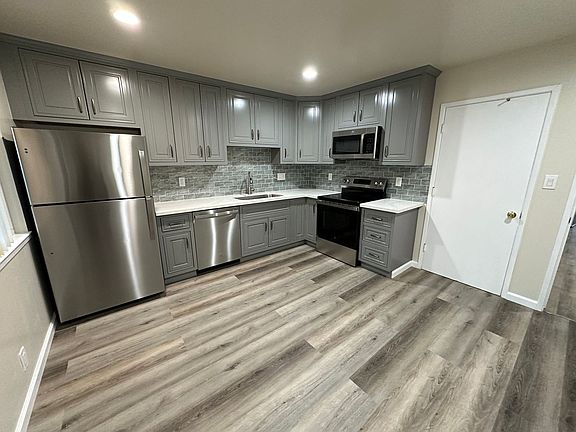 3rd image of 926 Desert Isle Dr