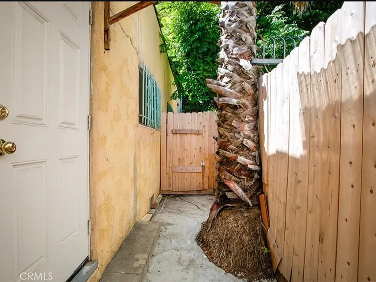 1349 N Citrus Ave — Photo 17