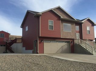 1739 Rivers Edge Dr SE, Minot, ND 58701