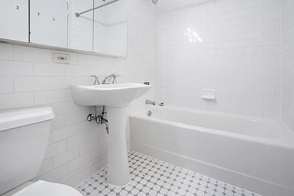 Rented by Waldstar Real Estate LLC | media 9