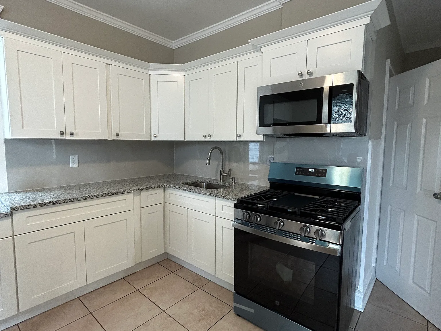 3 bed, 857 sqft, $2,950 — Photo 2