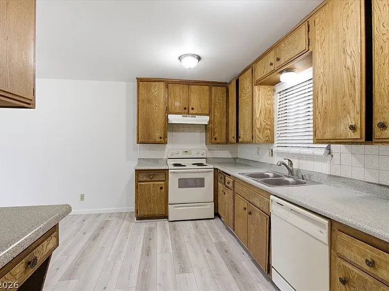 210 Greenbriar Townhouse Way — Photo 7